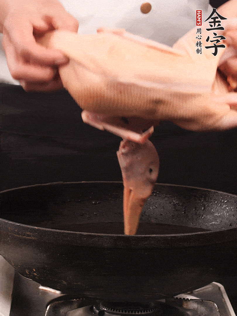 处理干净的老鸭1只，黄酒小半碗，姜几片，一起放入冷水，煮沸焯水3分钟，去除血沫