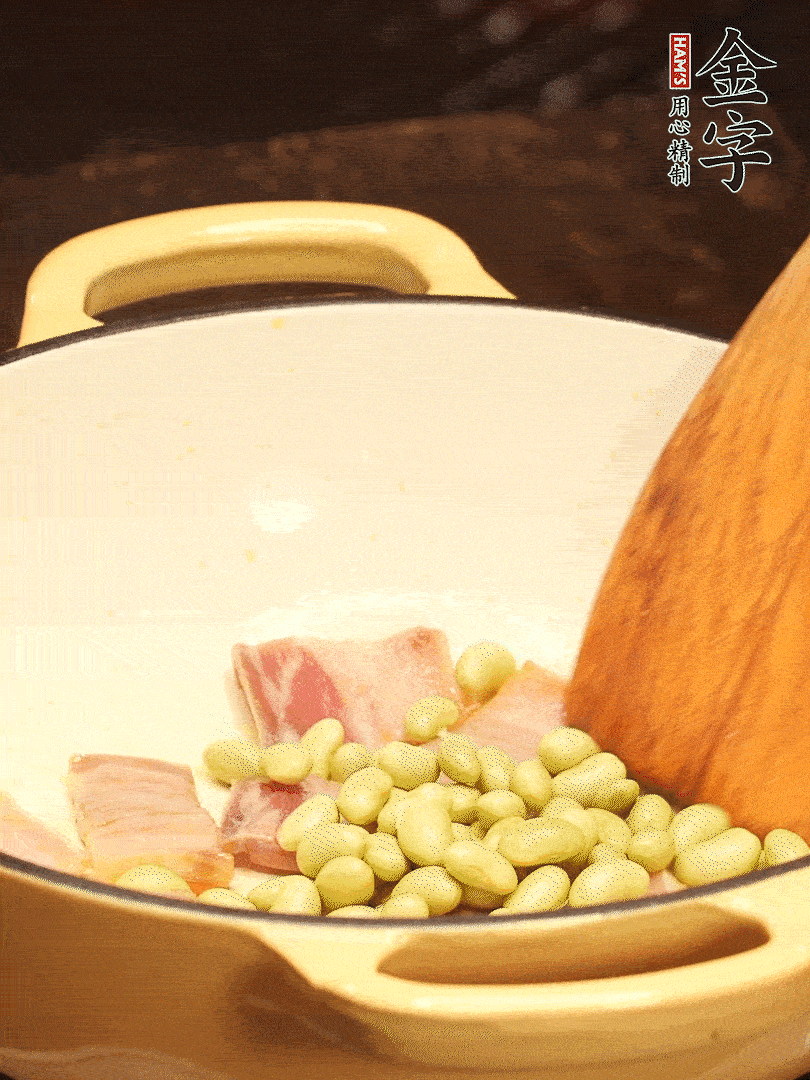 加入青豆、香菇翻炒出香味