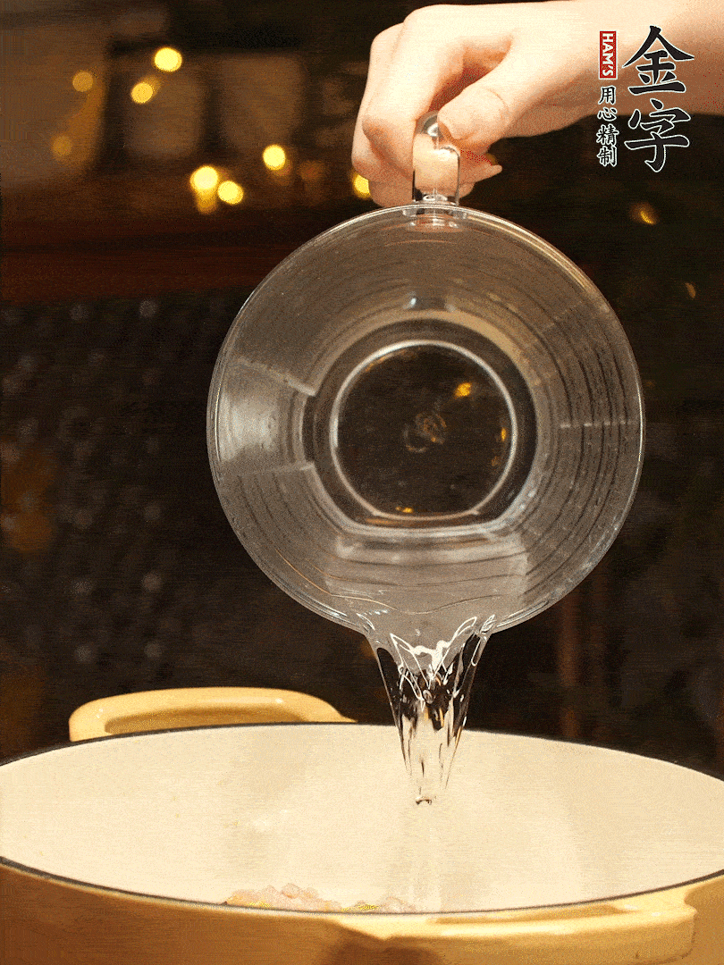 加入120ml水，盖上盖子焖几分钟撒上葱花，美美的摆个盘~
