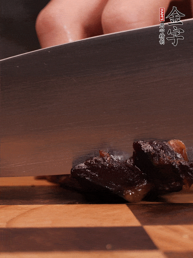 金字酱油肉整块放入锅中煮至7成熟，切成小块