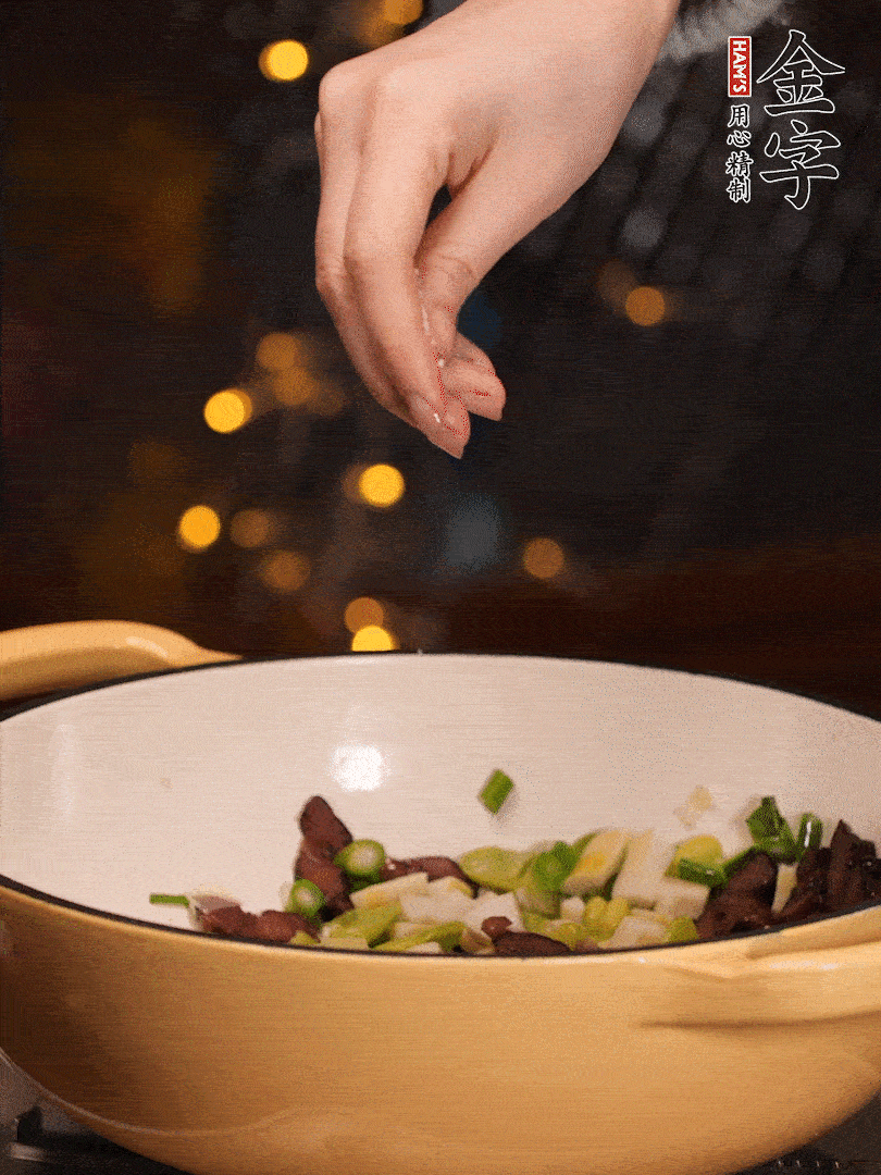 可以加点点水，再加菜苔，加点盐、味精调味