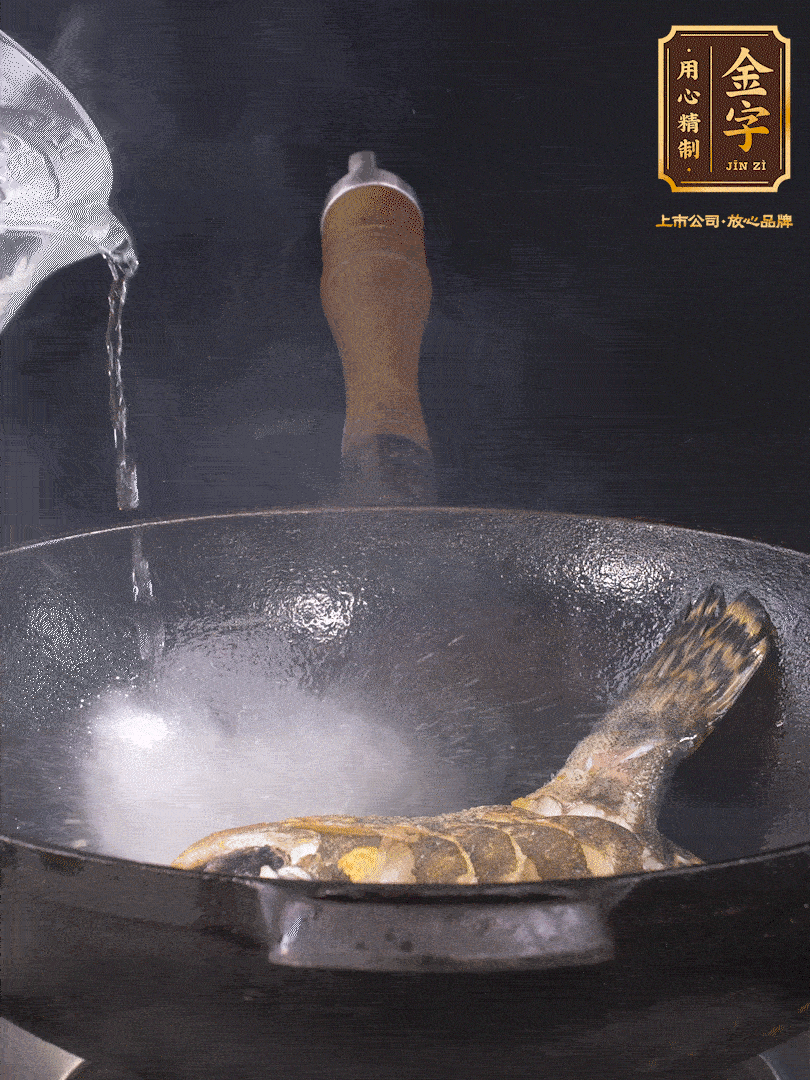 倒入适量食用油，待锅烧热后下桂鱼煎大约2-3分钟至两面金黄（一定要煎透，这样做出来的汤才会比较奶白色）