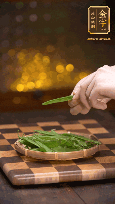 荷兰豆去掉两头，切成菱形，下沸水中，加盐、油汆烫30秒