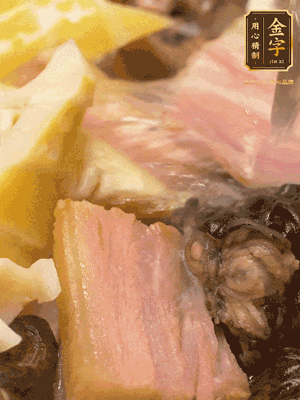 倒入滚烫的热水，炖煮20分钟，汤浓汁白