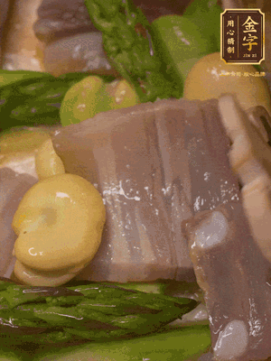 倒入热水，炖煮10分钟