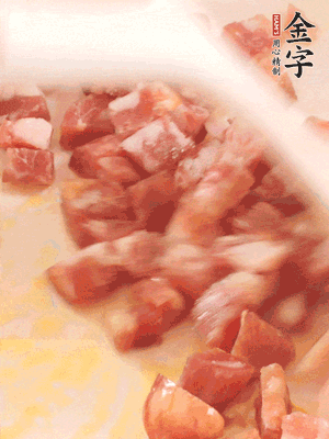 香肠炒出油脂，加入蚕豆煸炒