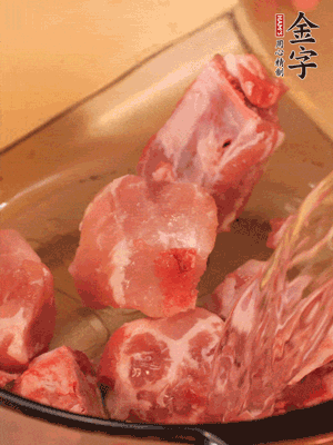 排骨冷水下锅，加料酒、姜片，煮开绰水