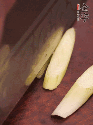 蒜白切小段，辣椒斜切圈