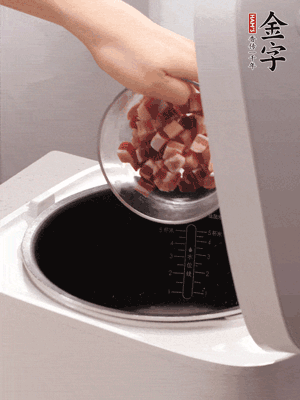 锅中倒入猪油，油热后炒熟上海青，给倒少许盐调味