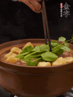 加筒骨煲的经典配菜：金字土香肠、油豆腐、千张盖上盖子焖一会儿，耐心等候10分钟。