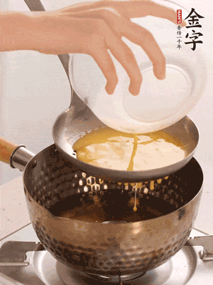 鸡蛋过筛子倒入油锅炸成蛋酥，沥干油。