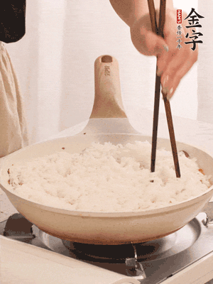 把沥干水分的米饭均匀铺在上面，筷子戳几个洞，以便透气，转小火盖上盖子焖至水分收干，大概10分钟。