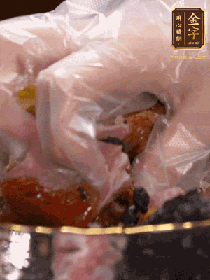 排骨洗净后（蚝油、生抽、老抽、盐、糖、淀粉、豆豉、蒜蓉、姜丝）腌制30分钟