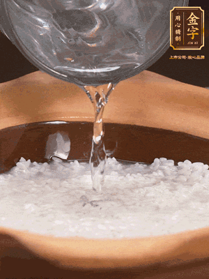 砂锅底部刷一层油，加入大米和开水，水高1cm,大火烧开后转中火煲5分钟，到水微收干