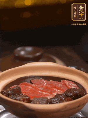 铺上腊肠和排骨，锅边淋一圈油，小火煲10分钟