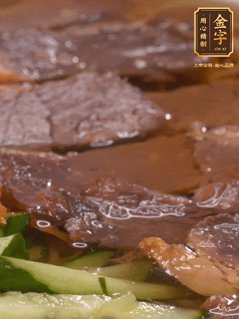 养麦冷面，凉水中清洗浸泡5分钟，沸水中煮3分钟，凉水漂洗冲凉
