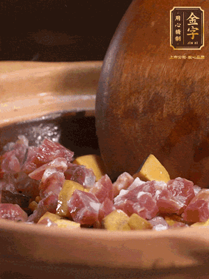 热油下蒜片，倒入香肠丁、牛肝菌丁翻炒出香味