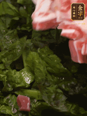 大米淘洗干净，把食材全部放进去，加适量水搅拌均匀
