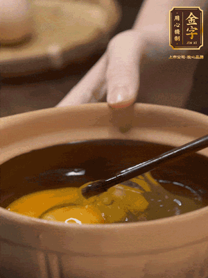 鸡蛋打入砂锅，充分打匀，1.5倍的温水加一勺盐，倒入蛋液中，搅拌均匀后用勺子舀去表面浮沫