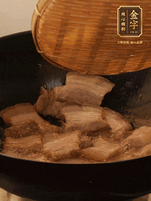 锅中少油，翻炒五花肉