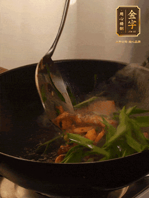 黄豆酱、盐、糖调味，淋一圈花雕酒，蒜白先下，蒜叶后下