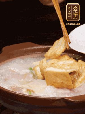 倒入开水大火煮开，转中小火放咸肉，放一点点糖、味精慢炖10分钟
