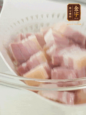 金字淡咸肉、排骨分别加料酒、葱、姜冷水下锅焯水，水开撇去浮沫捞出。
