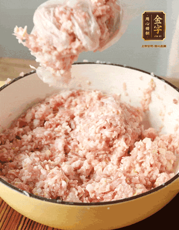 肉丁、咸肉丁、一丢丢盐、料酒拌匀，反复摔打上劲。接着加入1两葱姜水，反复拌匀摔打上劲。前后共加3遍。3遍后笋丁，接着反复摔打上劲。最后加入1个蛋清、3茶匙生粉拌匀摔打上劲