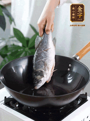 热油，加1大勺猪油、姜片，再下鲈鱼，煎至定型后翻面。（加点猪油，炖出的鱼汤更容易变为清爽的奶白色。）