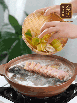 倒开水炖煮后转移入砂锅，淋料酒去腥、加少许盐调味，再依次加咸肉、春笋炖煮15分钟。