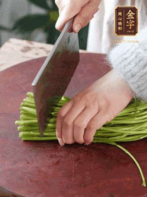 正嫩的藜蒿，掐头去除根部，切小段