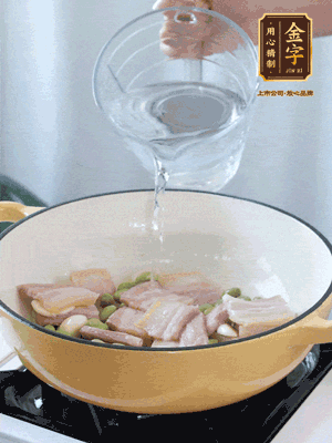 倒入热水，加丝瓜、腐竹