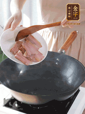 猪油热锅，下咸肉煸香，再下葱姜提鲜