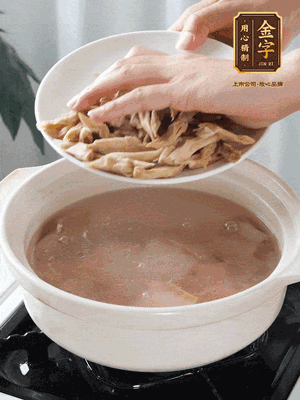 再下笋干段，加水、少许黄酒中火炖煮15分钟。