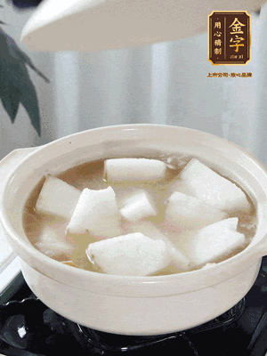 最后下冬瓜继续炖煮10分钟，撒上葱花点缀。