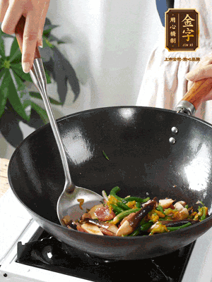 煸香蒜末，下香肠翻炒均匀，再依次下鸡纵菌、黄瓜花