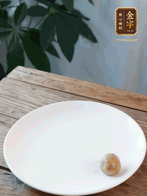 做水油皮、油酥 将油皮材料放入料盆中，加100ml水搅拌成雪花片状。在案板上反复揉搓成有一定筋度的光洁面团，搓成14个团子。
