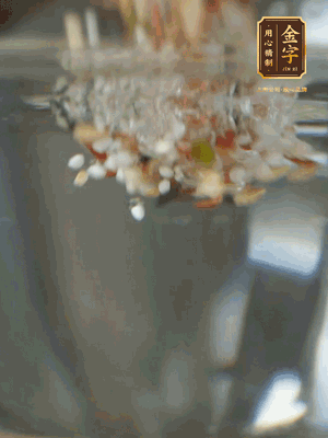 杂粮提前浸泡6小时，洗净后下砂锅