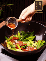 下蒜苗炒软，沿锅边烹入一勺料酒，加酱油、蚝油、白糖调味炒匀
