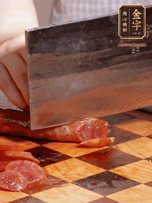 金字香肠煮熟，切片