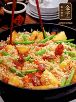 加水，没过大部分食材。把沥干水分的米饭均匀地铺在上面，筷子戳几个洞