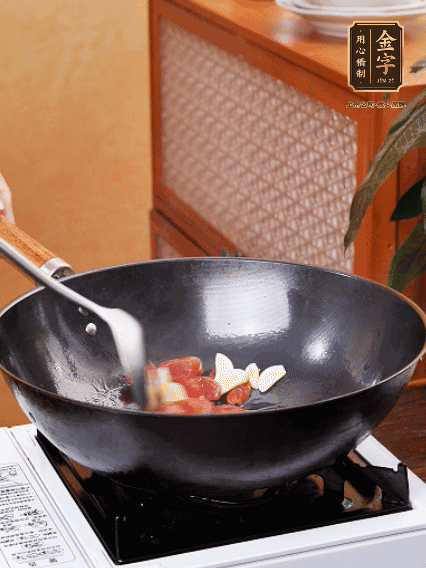 热油，香肠微微煸出香味，加蒜片、小米辣
